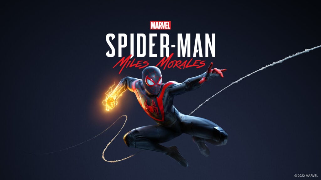 L'image montre le spider-man au costume noir et rouge ayant des toiles d'araignées dans l'arrière plan grisâtes et sur la main de Miles Morales il y a de l'électricité jaune.