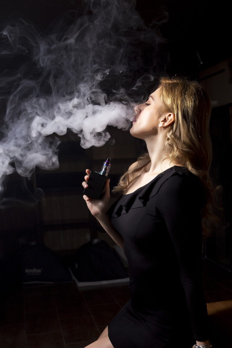 L'image montre une femme qui vapote et elle fait beaucoup de boucanes.