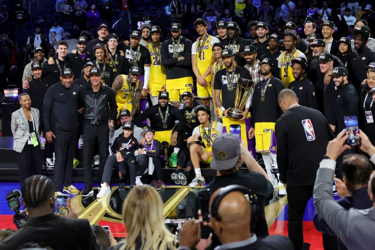 L'image montre l'équipe de basketball Lakers ayant gagné le tournoi de mi-saison.